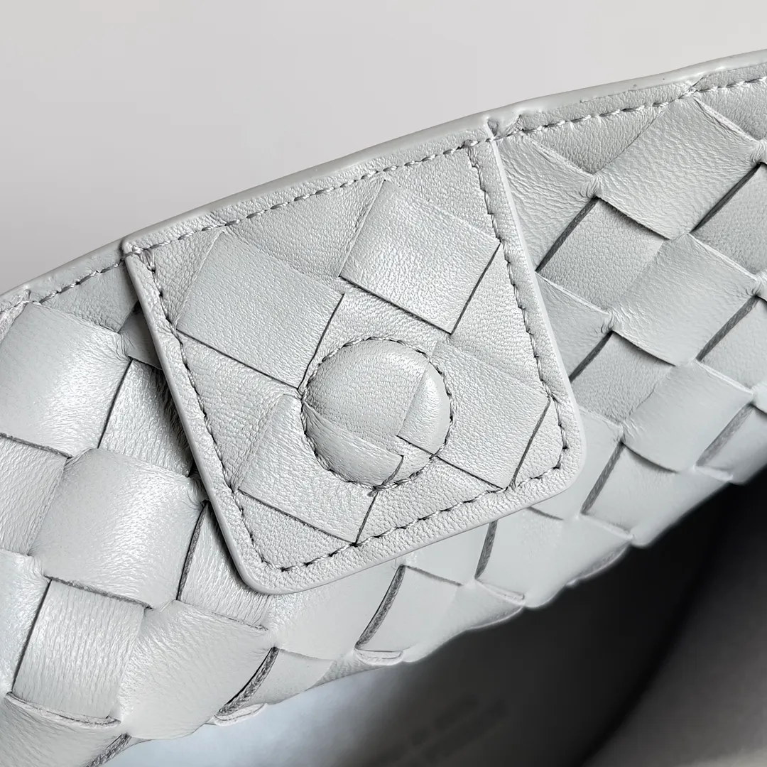 The 2023 new Andiamo batch of 1860 BV has been shipped‼ ️Really popular🔥The new Andiamo woven handbag launched by Bottega Veneta this season is really popular all over the world! ! Celebrities at home and abroad have worn it, and Oscar-winning actress Michelle Yeoh has taken it out on the street. Song Jia, Trai Yara, Yu Feihong, Sanji Ayaka, Rosie Hunting-Whiteley, Yoshioka Riho, etc. have all picked up this bag. It is classic and versatile, showing off its temperament, and the bag capacity is also large, which is very convenient for daily commuting! ! A variety of carrying methods, the shoulder straps can be adjusted by yourself, the original lambskin feels soft and delicate, and the neutral style is made to break gender boundaries and bring a more practical and longer-lasting use experience. Andiamo, which has both elegant and casual styles, perfectly interprets the true appearance of "fashionable old money style". Style number: 743568 Size: 25*22*10.5cm
